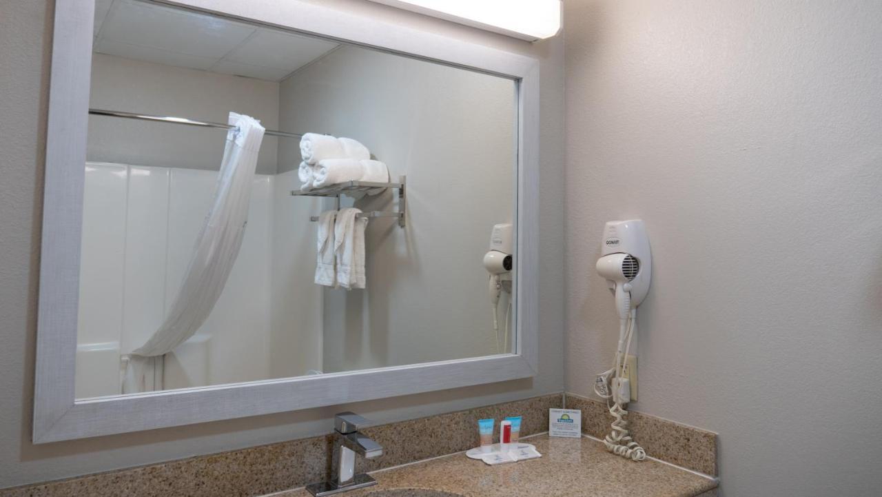 Days Inn & Suites By Wyndham Savannah North I-95 Порт Уентуърт Екстериор снимка
