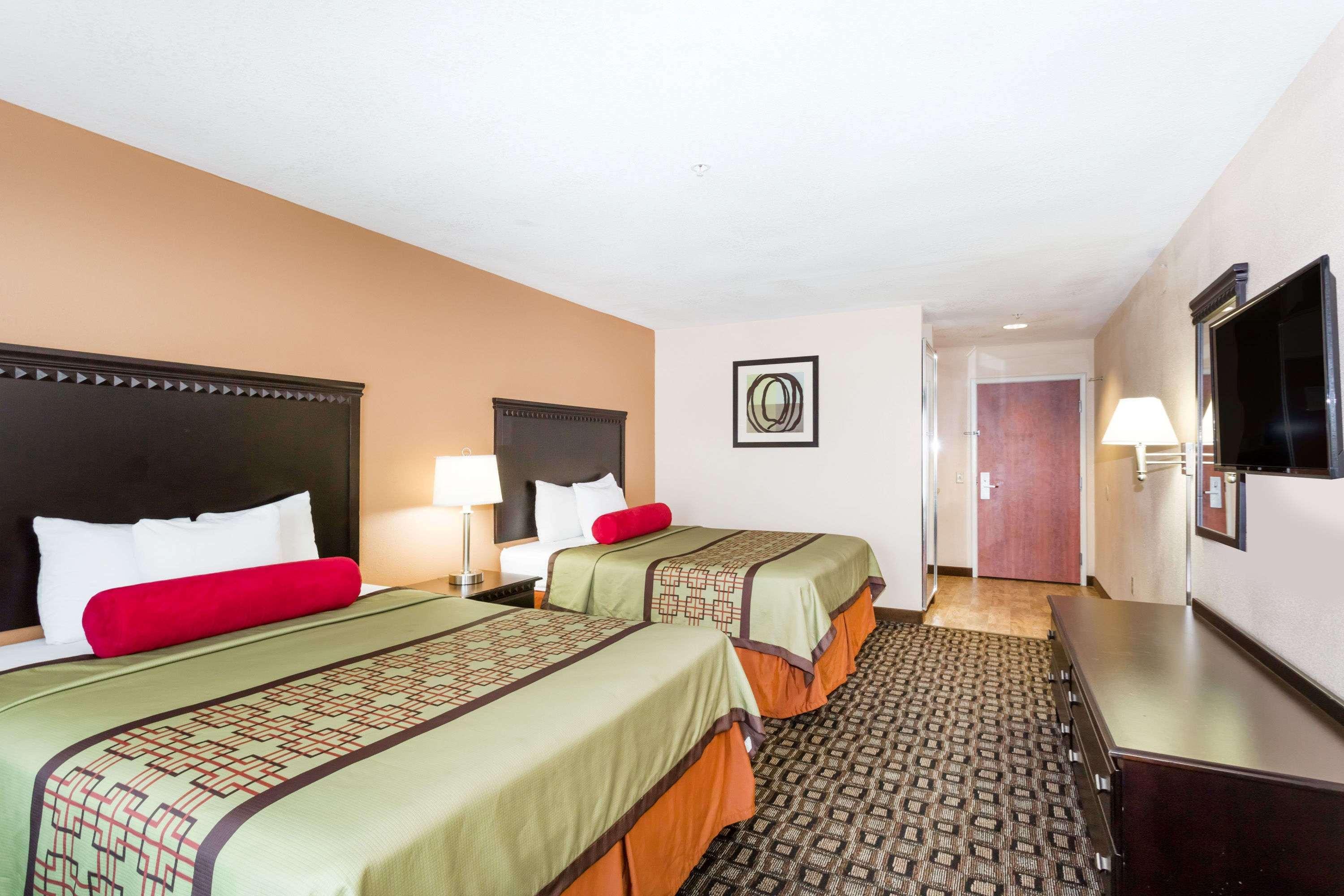 Days Inn & Suites By Wyndham Savannah North I-95 Порт Уентуърт Екстериор снимка