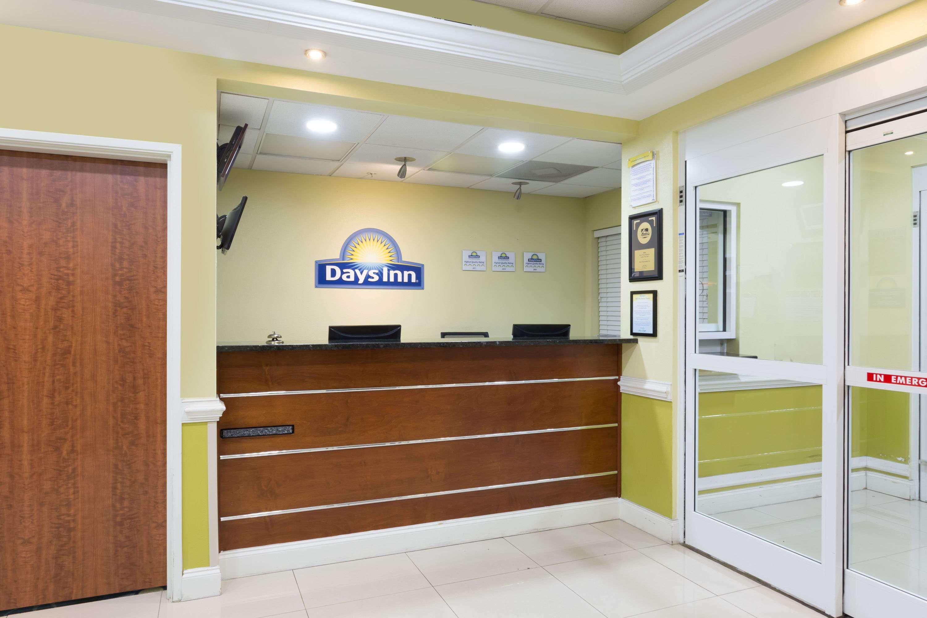 Days Inn & Suites By Wyndham Savannah North I-95 Порт Уентуърт Екстериор снимка