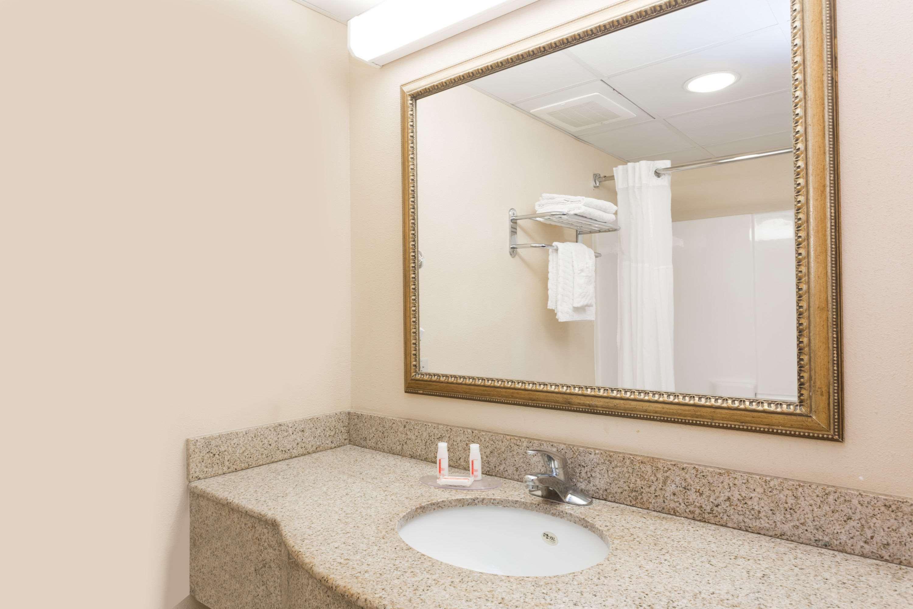 Days Inn & Suites By Wyndham Savannah North I-95 Порт Уентуърт Екстериор снимка