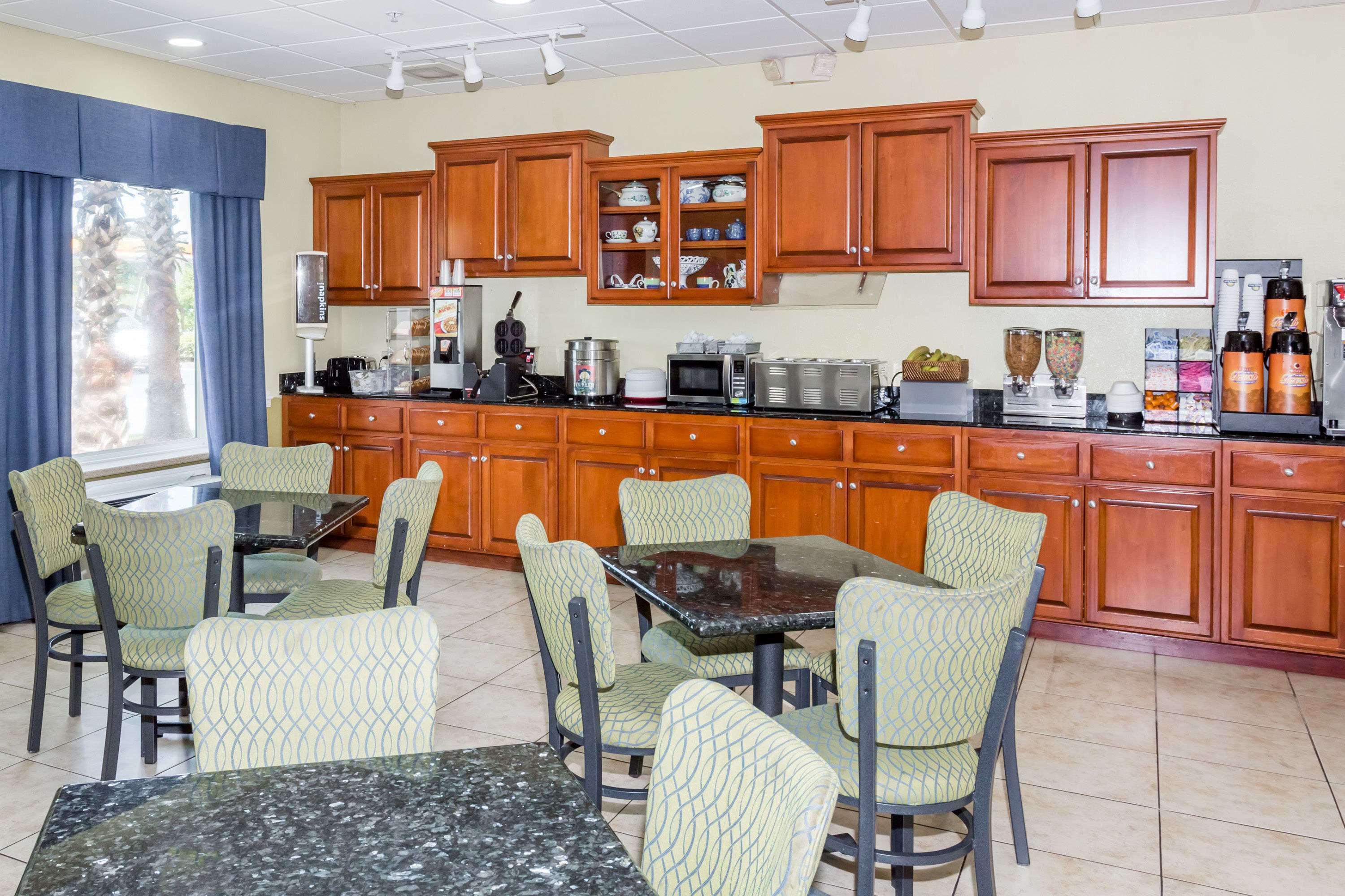 Days Inn & Suites By Wyndham Savannah North I-95 Порт Уентуърт Екстериор снимка