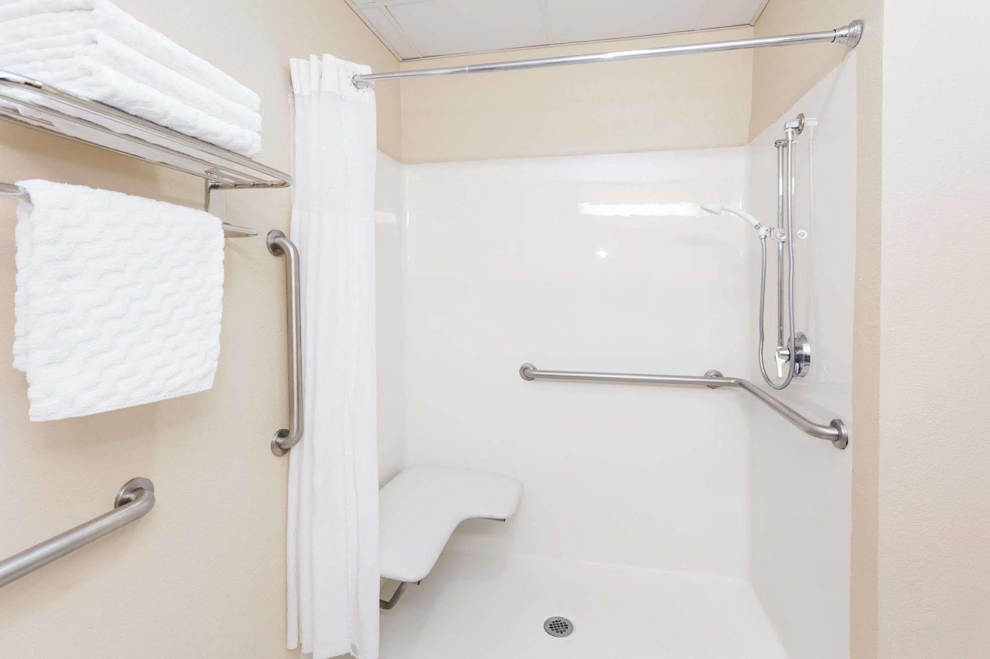 Days Inn & Suites By Wyndham Savannah North I-95 Порт Уентуърт Екстериор снимка