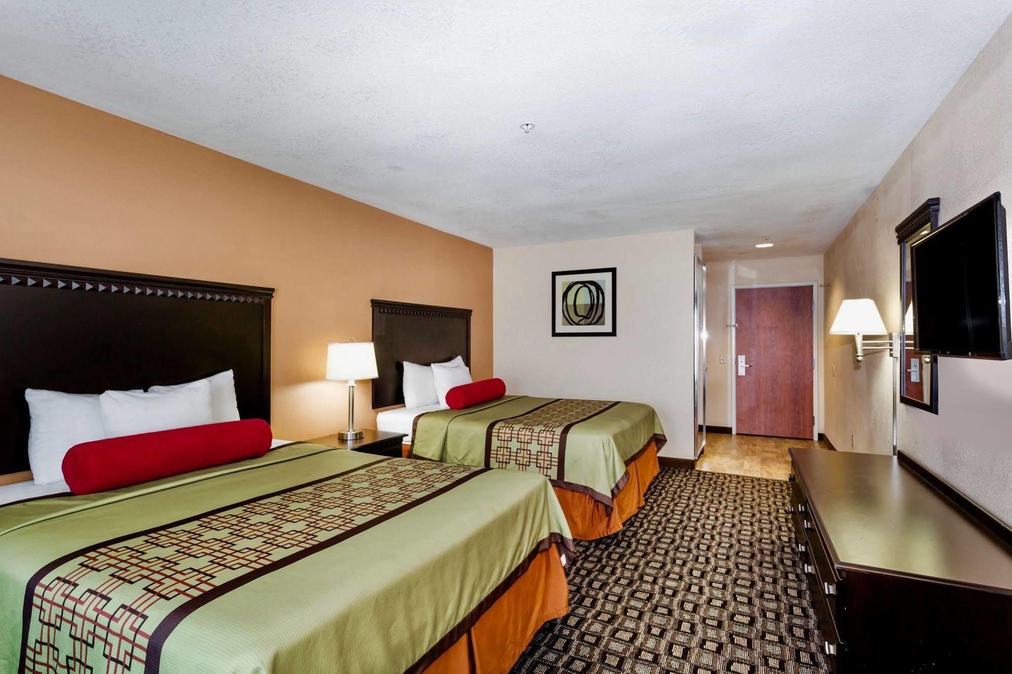Days Inn & Suites By Wyndham Savannah North I-95 Порт Уентуърт Екстериор снимка